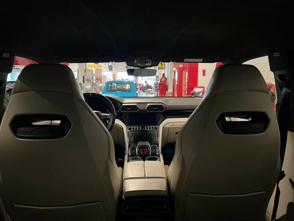 Image 18/18 of Lamborghini Urus (2019)