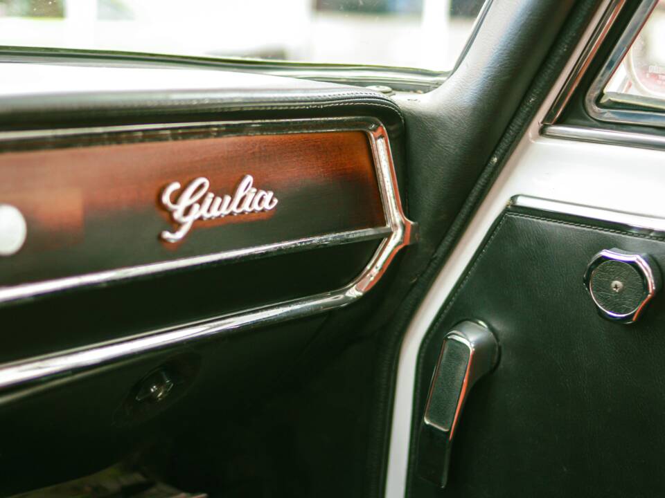Bild 33/34 von Alfa Romeo Giulia Nuova Super 1600 (1979)