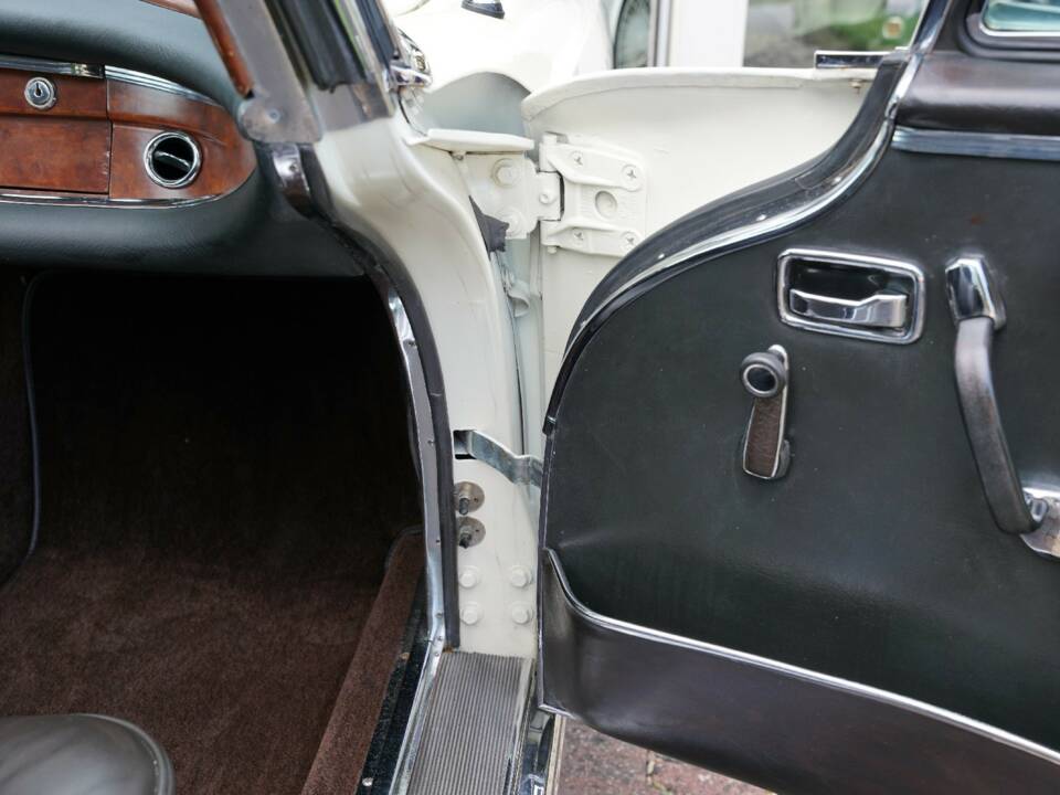 Image 34/50 de Mercedes-Benz 280 SE (1968)