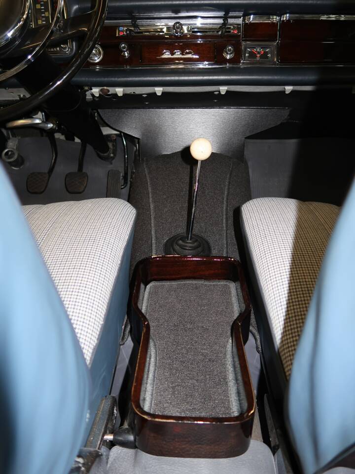 Image 28/50 of Mercedes-Benz 220 b (1965)