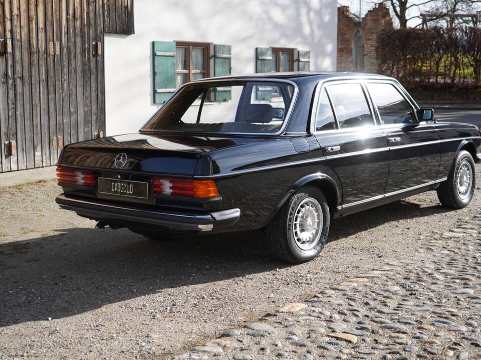 Bild 23/24 von Mercedes-Benz 200 D (1981)