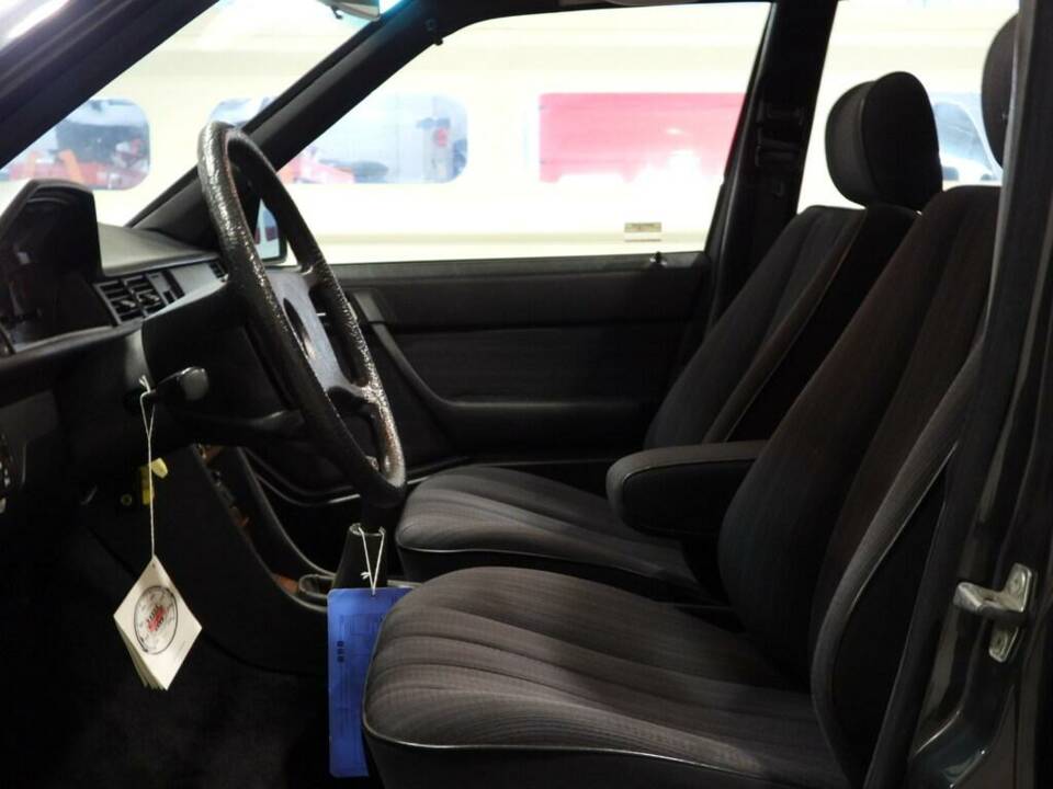 Image 14/14 of Mercedes-Benz 200 (1987)