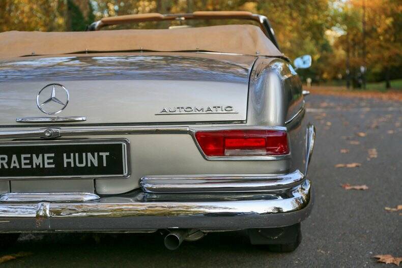 Immagine 14/50 di Mercedes-Benz 220 SE b (1966)