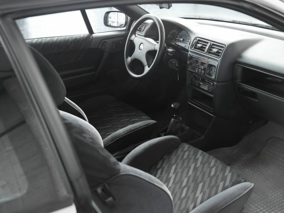 Bild 21/41 von Opel Calibra 2,0 (1991)