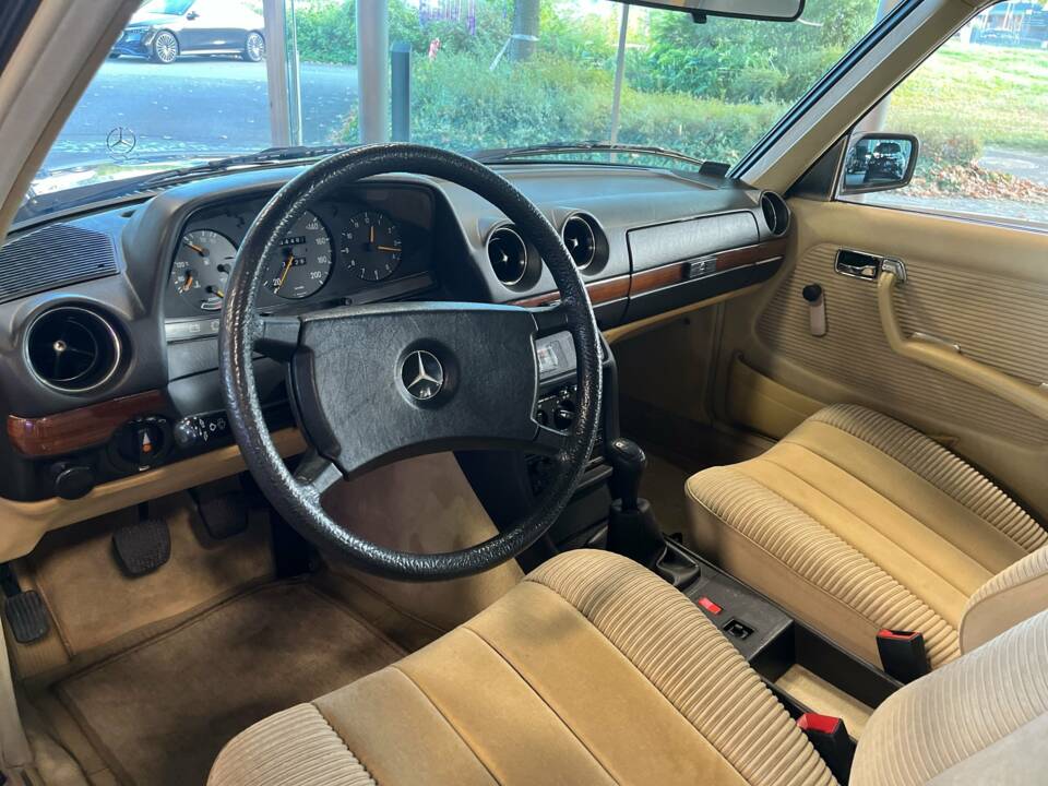 Image 7/21 of Mercedes-Benz 230 E (1983)