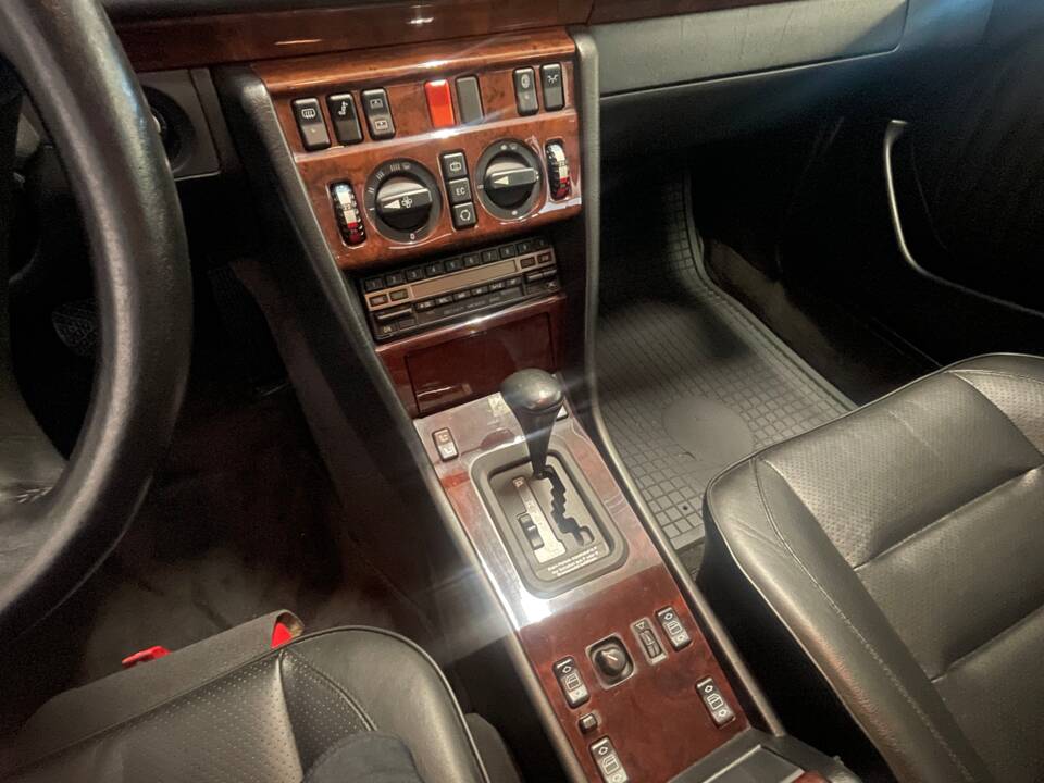 Image 12/19 de Mercedes-Benz 500 E (1992)