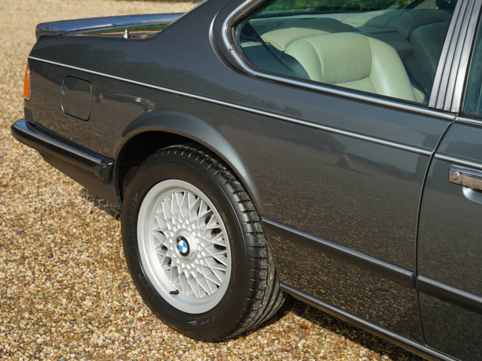 Image 22/50 de BMW M 635 CSi (1988)