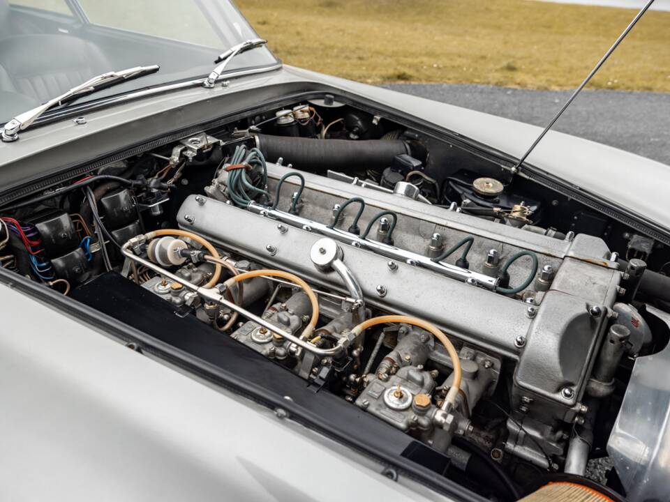Immagine 5/74 di Aston Martin DB 5 Vantage (1964)