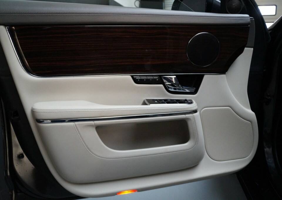 Image 12/32 of Jaguar XJ 5.0 (2011)