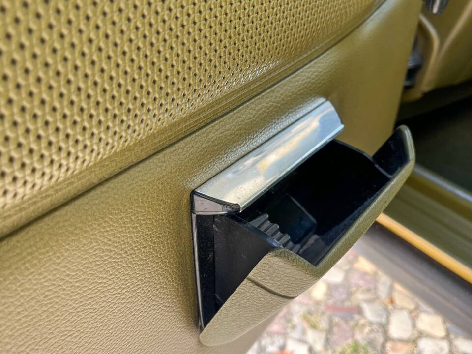 Image 110/139 of Mercedes-Benz 240 D (1978)