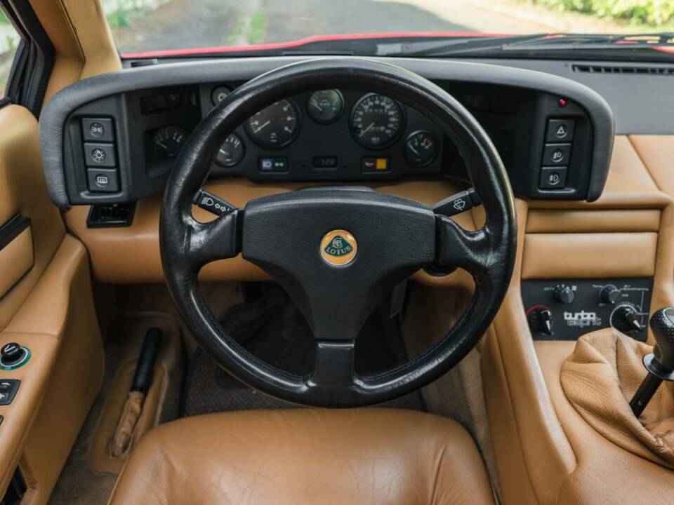 Image 17/22 of Lotus Esprit Turbo HC (1989)