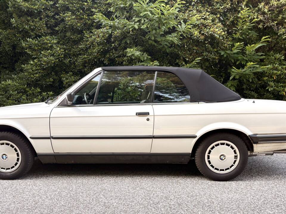 Immagine 4/75 di BMW 320i (1988)