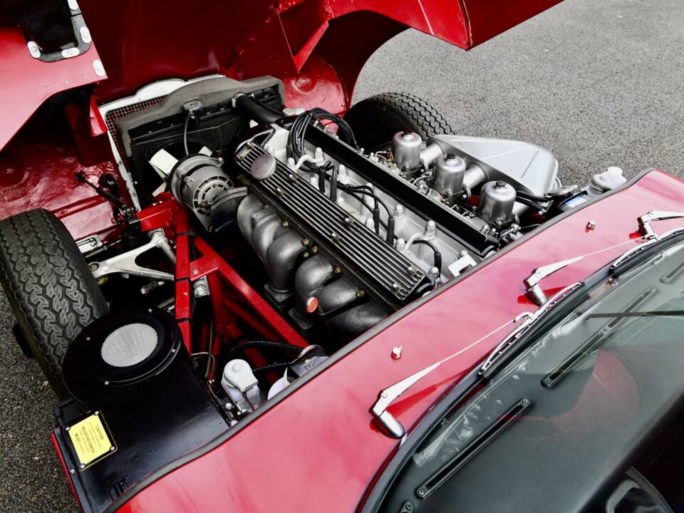 Image 27/49 de Jaguar E-Type (1970)