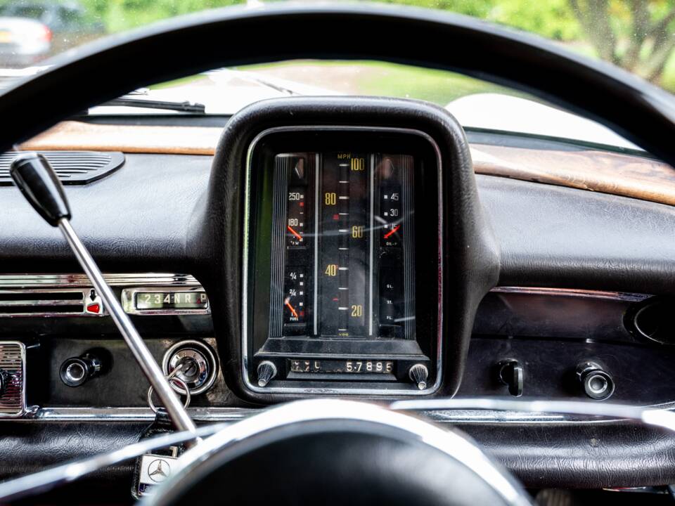 Image 27/35 of Mercedes-Benz 190 c (1965)