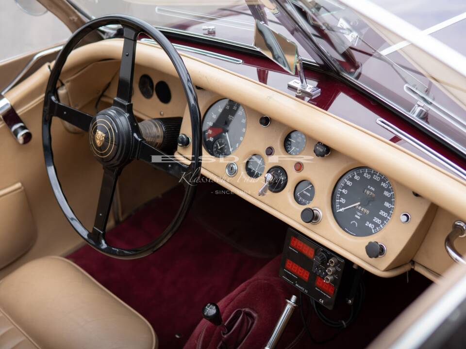 Image 27/32 de Jaguar XK 140 OTS (1955)