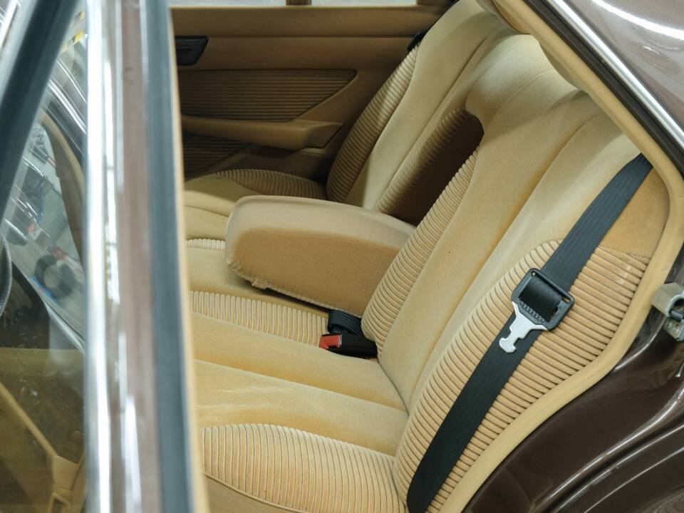 Bild 35/50 von Mercedes-Benz 280 SEL (1983)