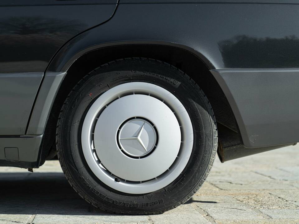 Immagine 14/45 di Mercedes-Benz 190 E (1989)