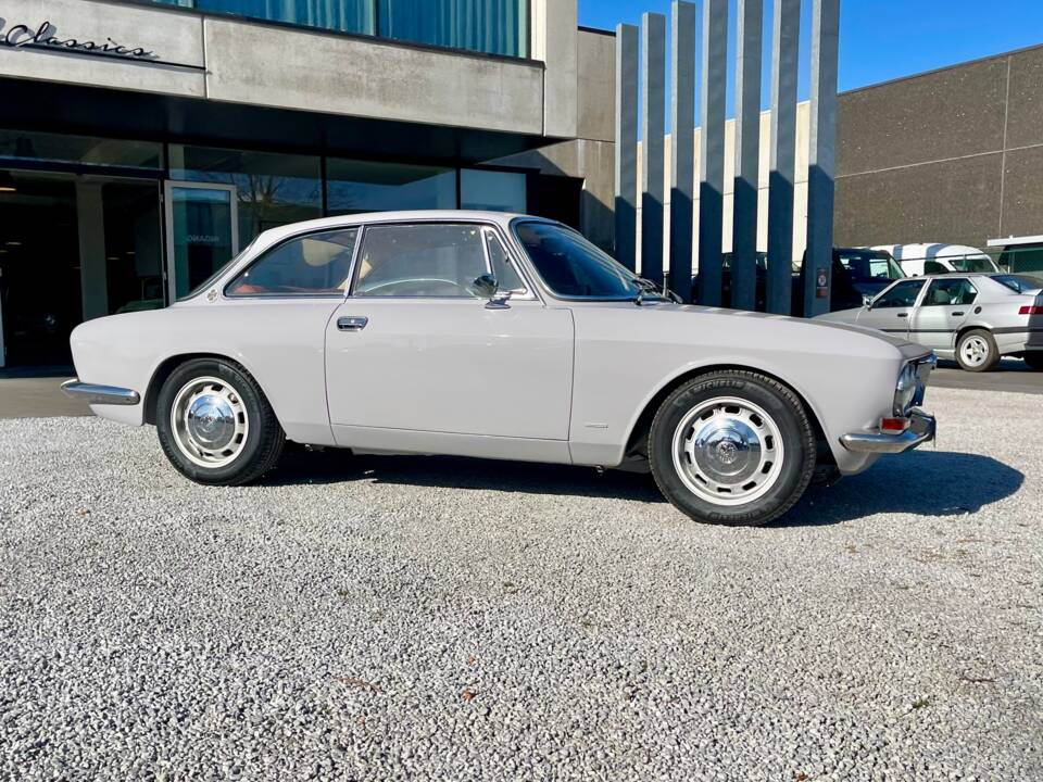 Image 35/47 de Alfa Romeo 1750 GT Veloce (1968)