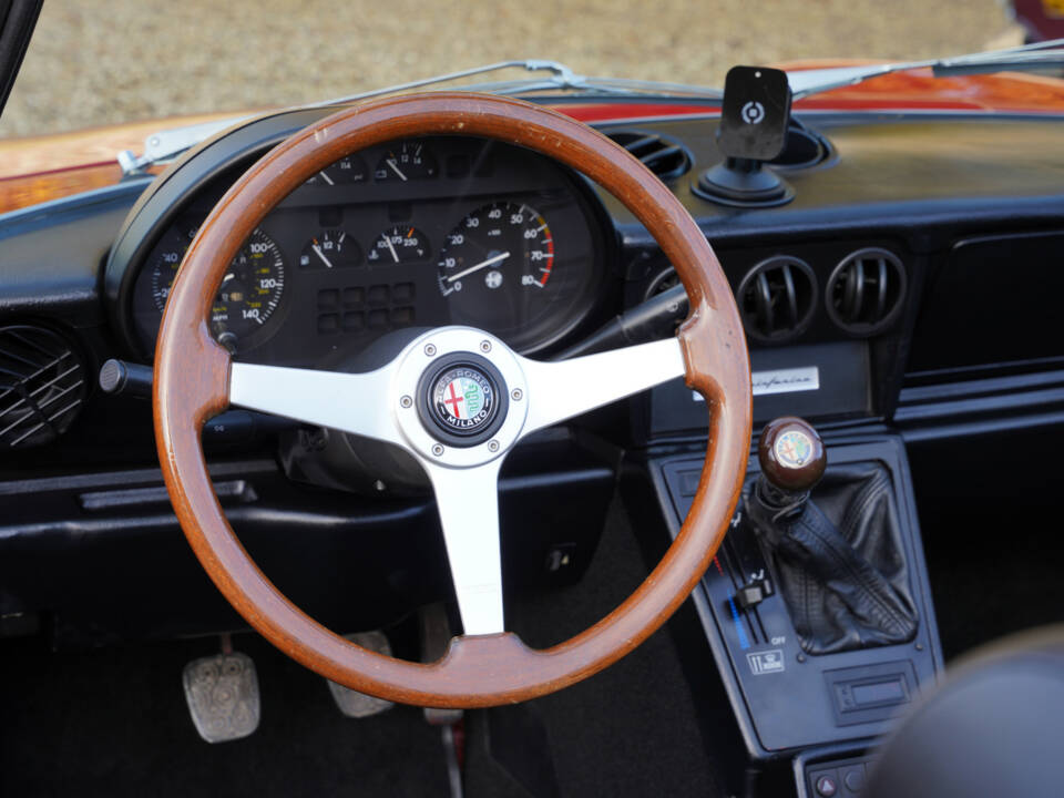 Immagine 39/50 di Alfa Romeo 2.0 Spider (1988)