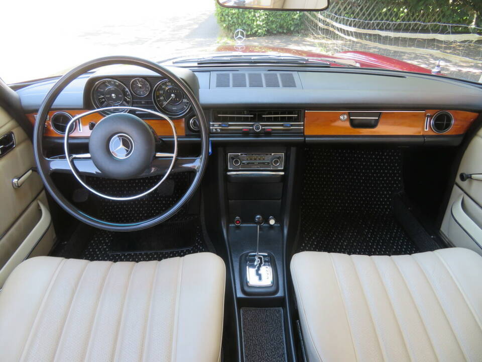 Image 10/19 of Mercedes-Benz 250 CE (1970)