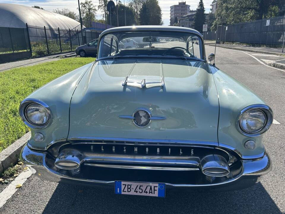 Bild 7/8 von Oldsmobile 88 Holiday Sedan (1955)