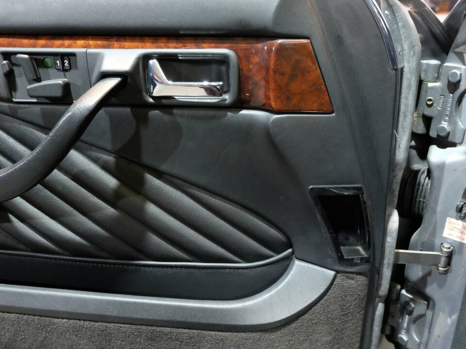 Image 7/34 of Mercedes-Benz 500 SEC (1991)