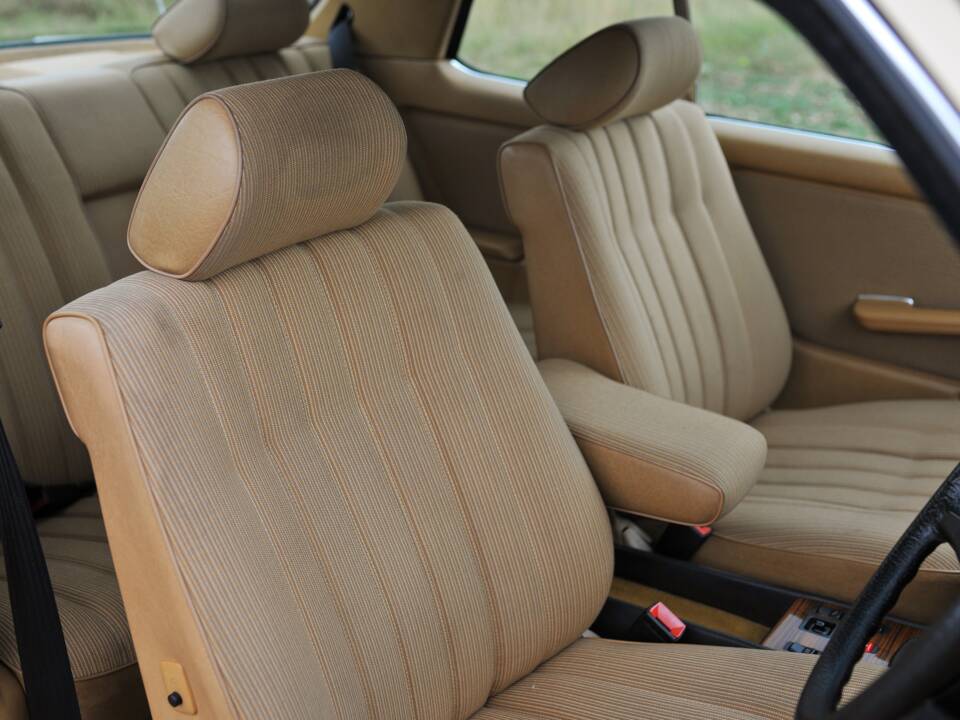 Image 27/33 of Mercedes-Benz 230 CE (1985)