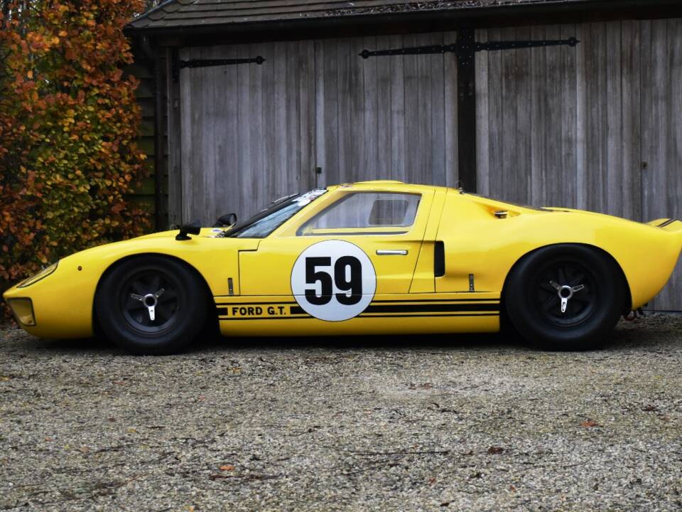 Image 2/31 of Ford GT40 (1965)