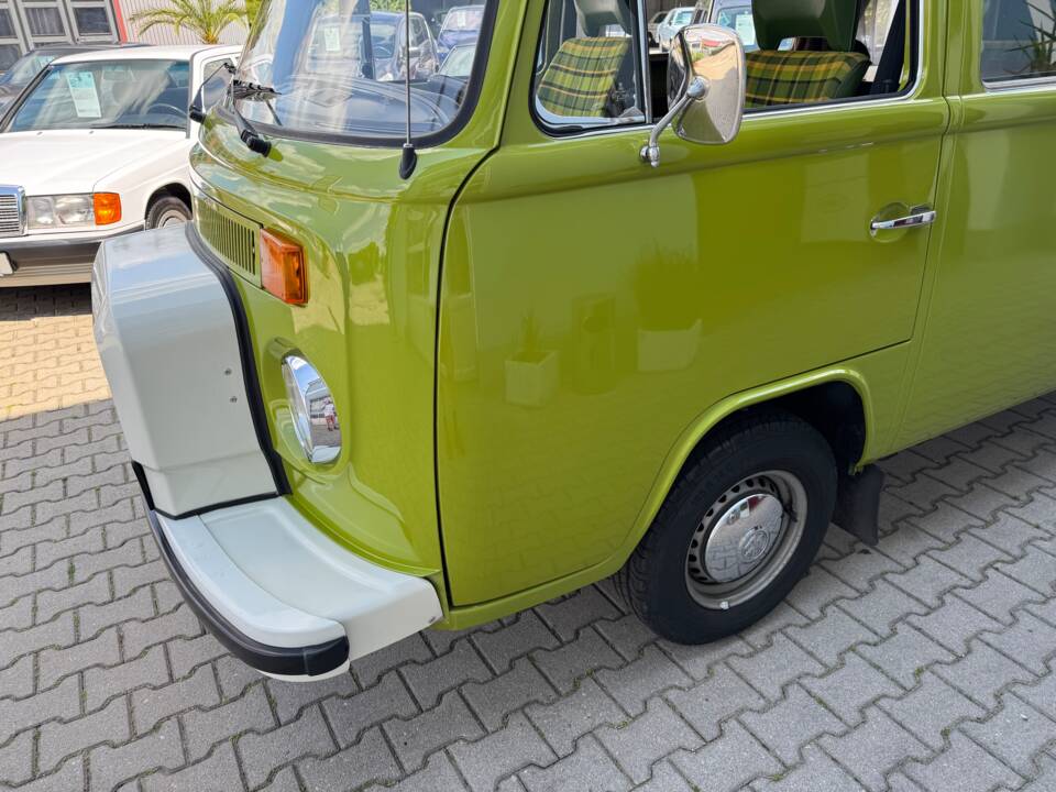 Image 10/100 of Volkswagen T2b Westfalia (1979)