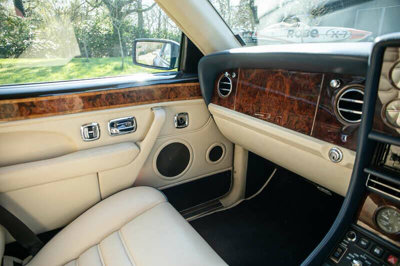 Image 18/50 of Bentley Azure Mulliner (1996)