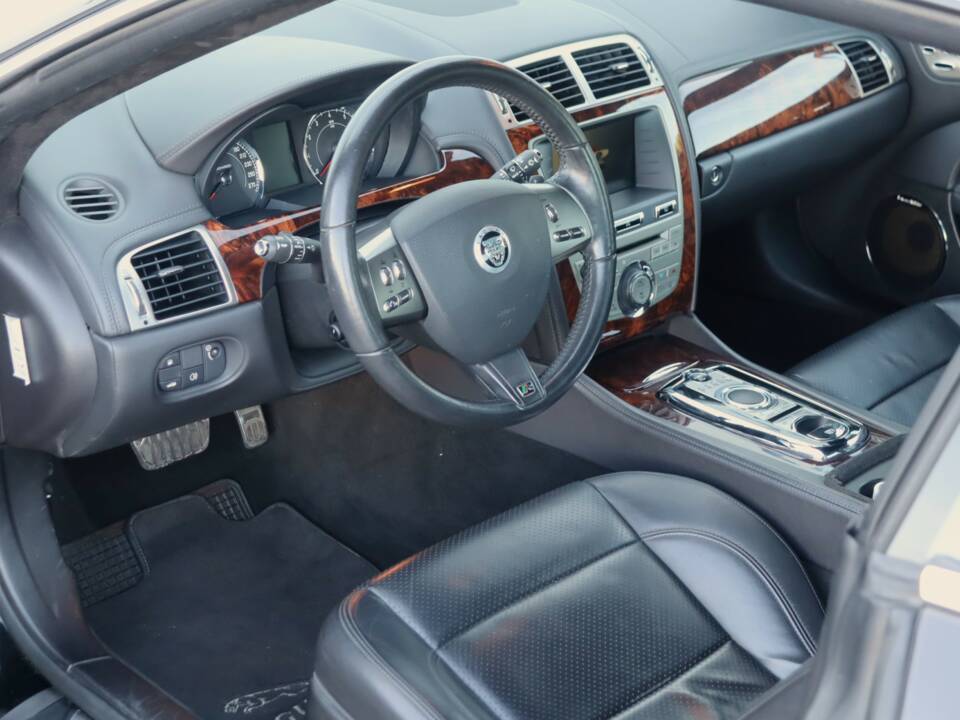 Image 37/50 of Jaguar XKR (2010)