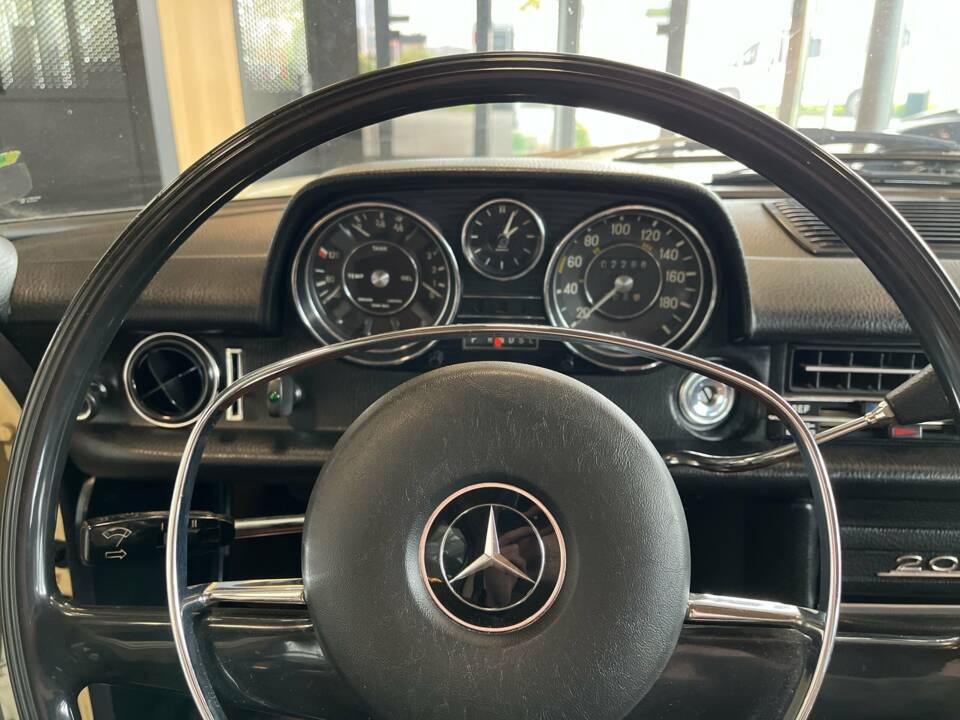 Image 20/21 of Mercedes-Benz 200 (1972)