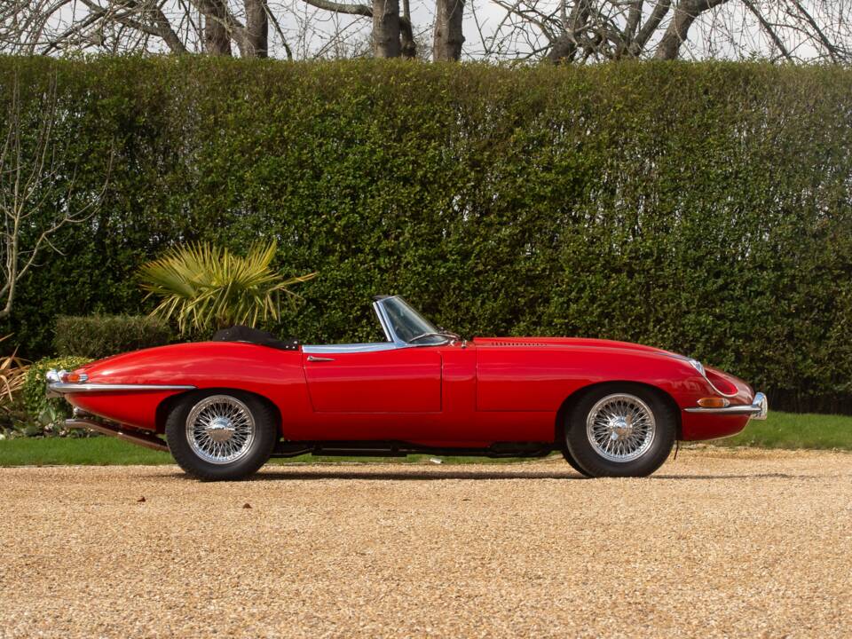 Image 17/50 de Jaguar E-Type (1967)