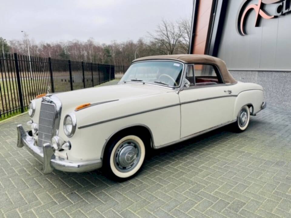 Image 16/36 of Mercedes-Benz 220 SE b (1961)