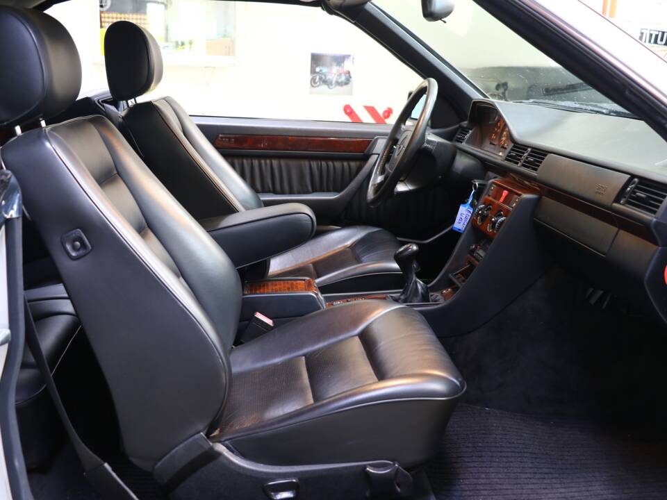 Immagine 18/43 di Mercedes-Benz E 200 (1994)
