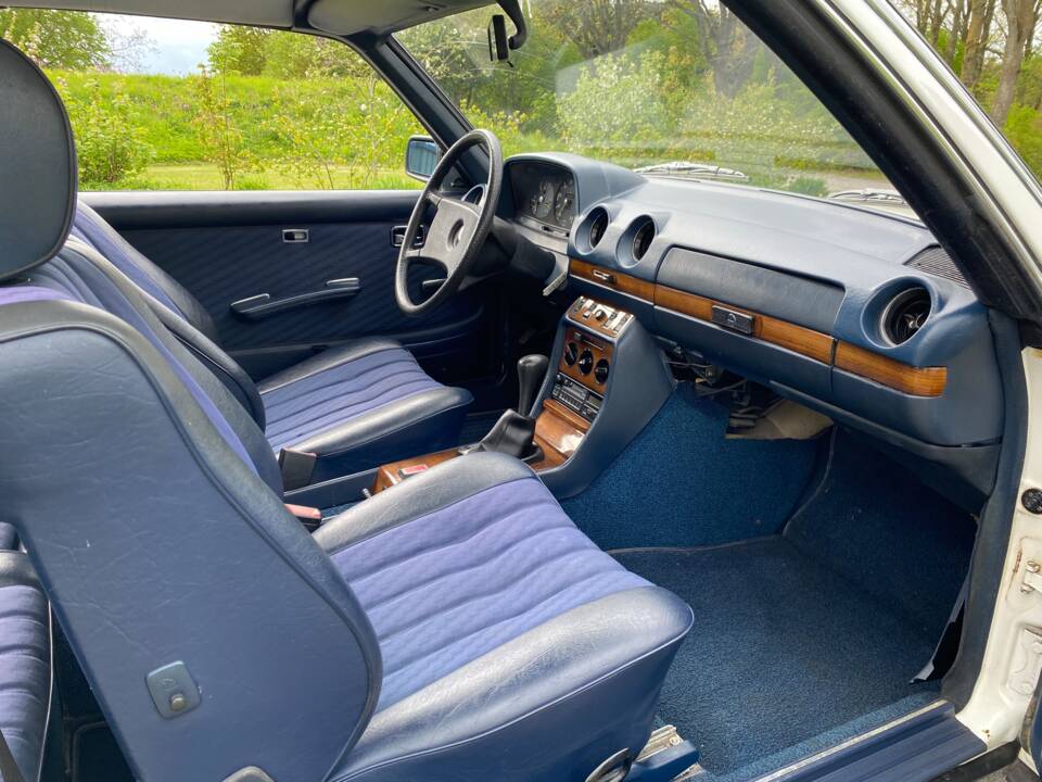Image 39/49 of Mercedes-Benz 230 C (1980)