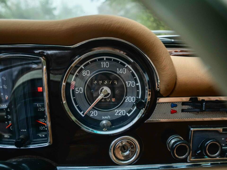 Image 20/28 of Mercedes-Benz 280 SL (1971)