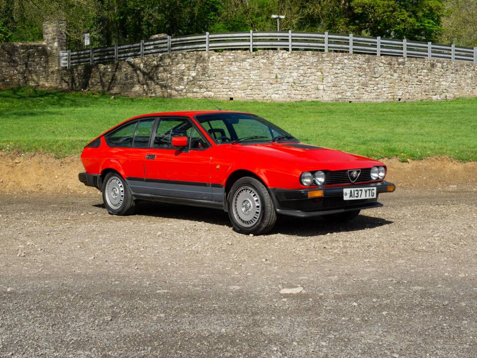 Image 24/25 of Alfa Romeo GTV 6 2.5 (1984)