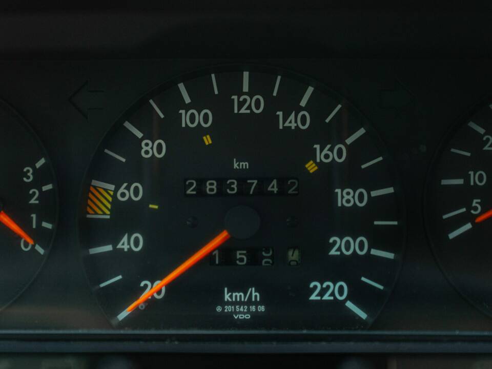 Afbeelding 38/44 van Mercedes-Benz 190 E (1987)