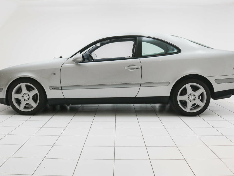 Immagine 2/13 di Mercedes-Benz CLK 230 Kompressor (1998)