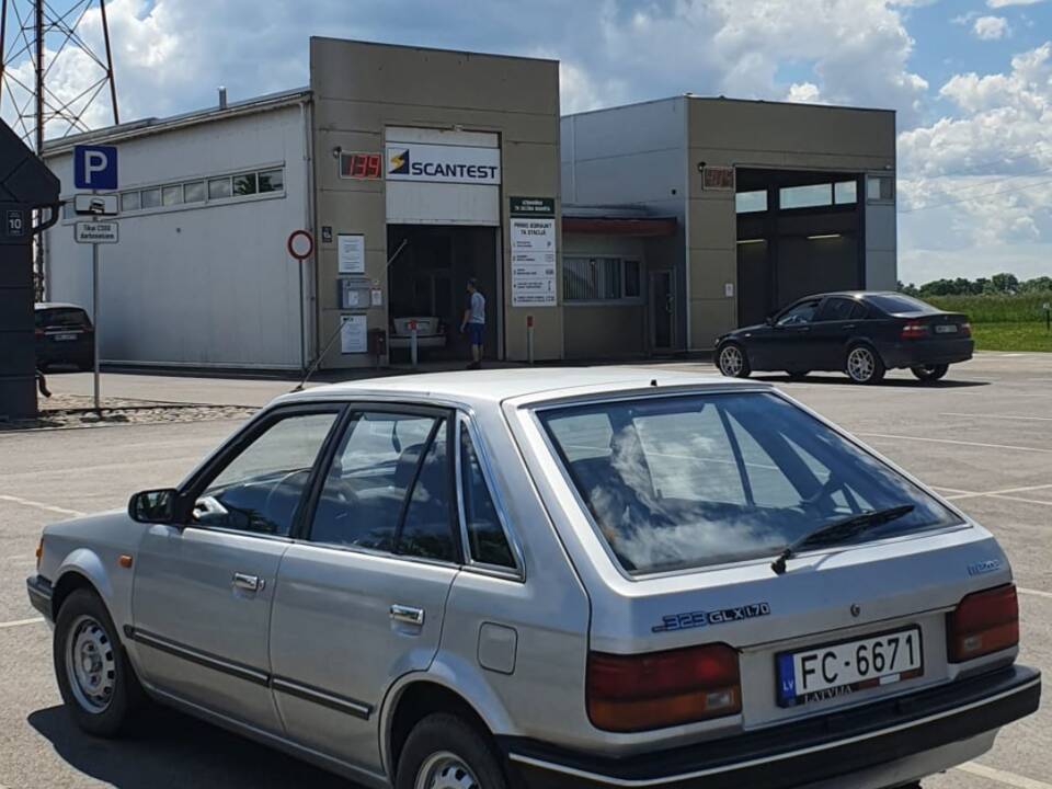 Image 3/12 of Mazda 323 (1986)