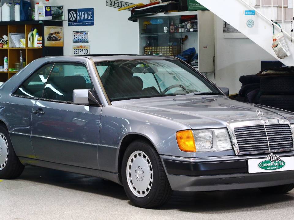 Image 2/23 of Mercedes-Benz 300 CE (1990)