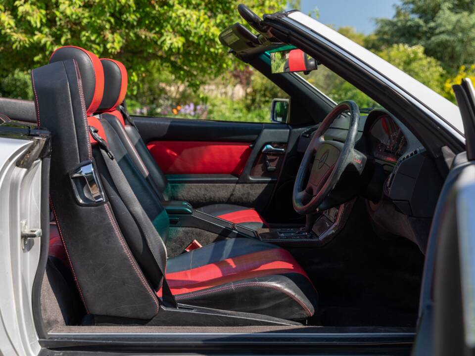 Image 23/50 of Mercedes-Benz SL 320 &quot;Mille Miglia&quot; (1995)