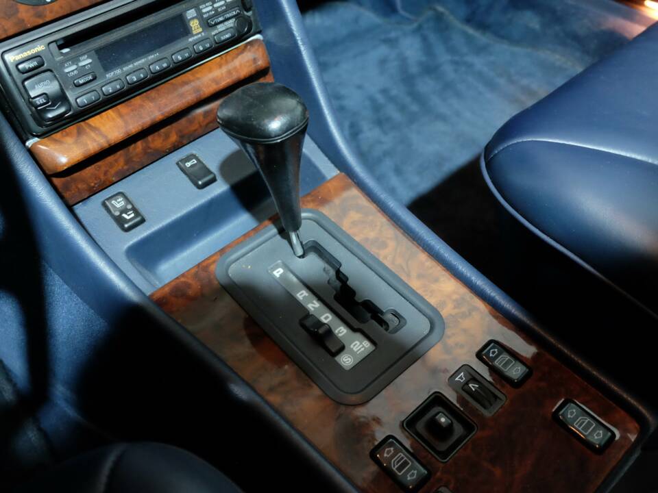 Afbeelding 10/32 van Mercedes-Benz 560 SEL (1990)