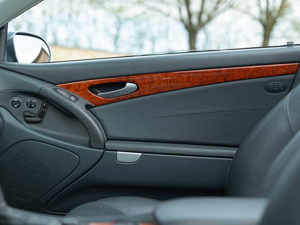 Image 41/50 of Mercedes-Benz SL 500 (2001)