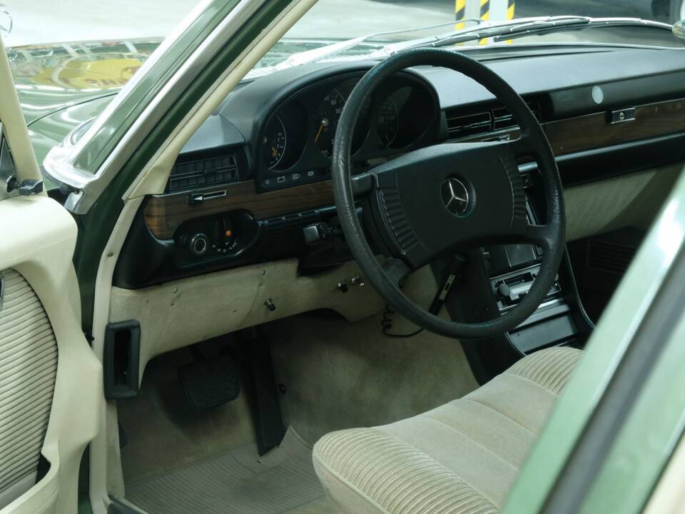 Image 21/50 de Mercedes-Benz 450 SEL 6,9 (1975)