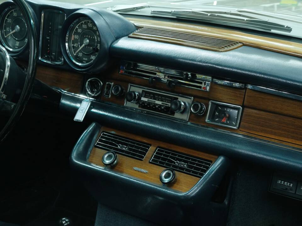 Image 32/50 of Mercedes-Benz 280 SE 3,5 (1970)