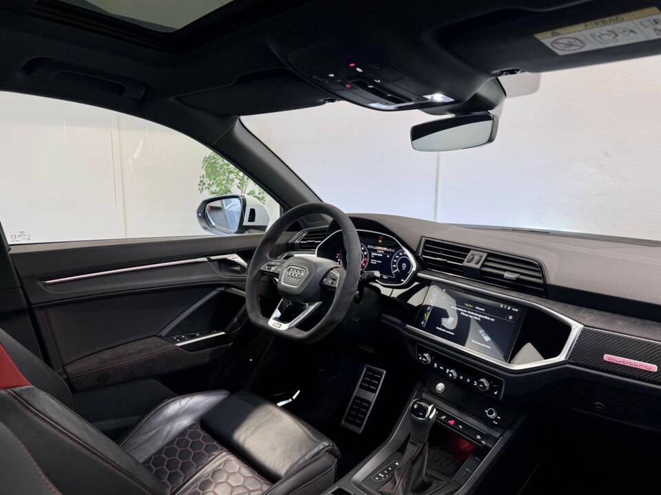 Image 17/28 of Audi RS Q3 (2019)