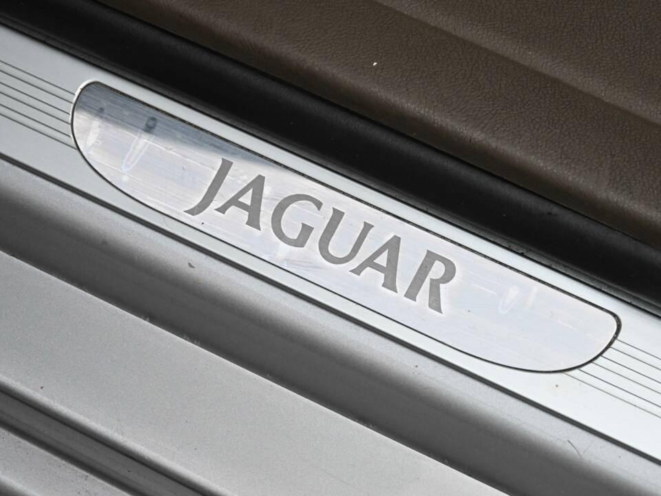 Image 26/50 of Jaguar XJ 8 4.2 (2006)