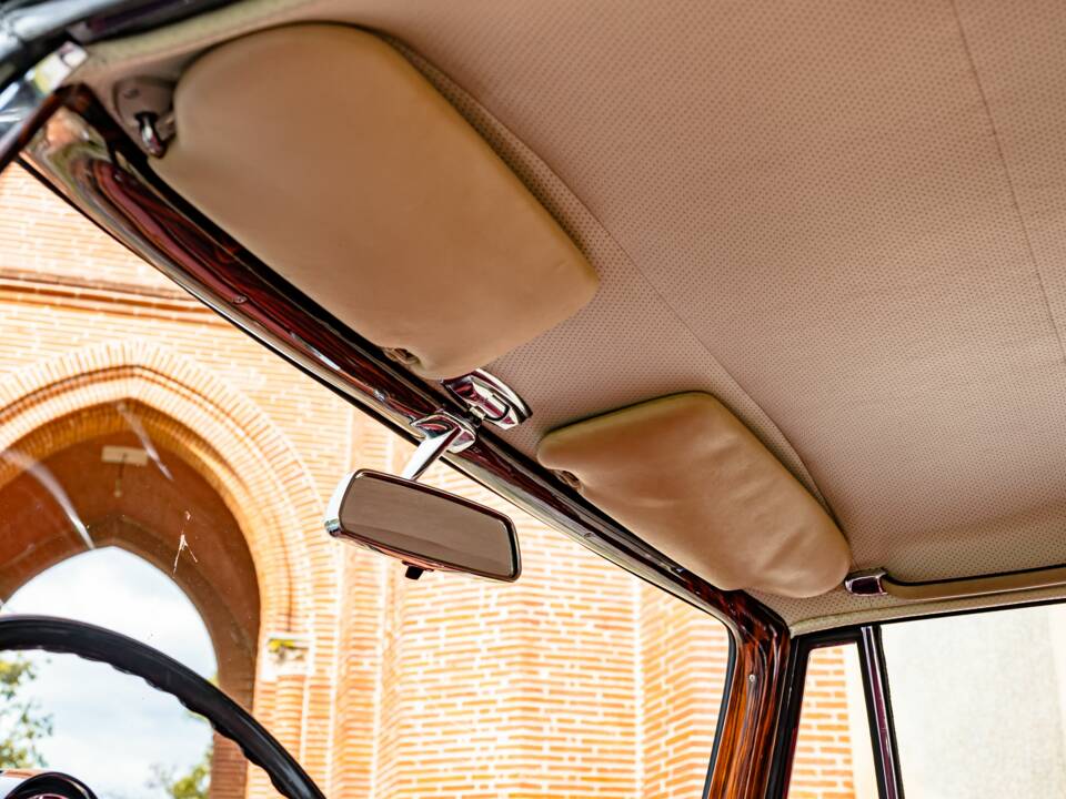 Image 31/86 of Mercedes-Benz 300 SE (1965)